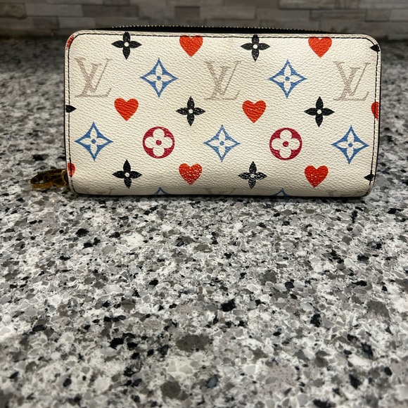 Louis Vuitton game on white Zippy Wallet - Picture 2 of 13